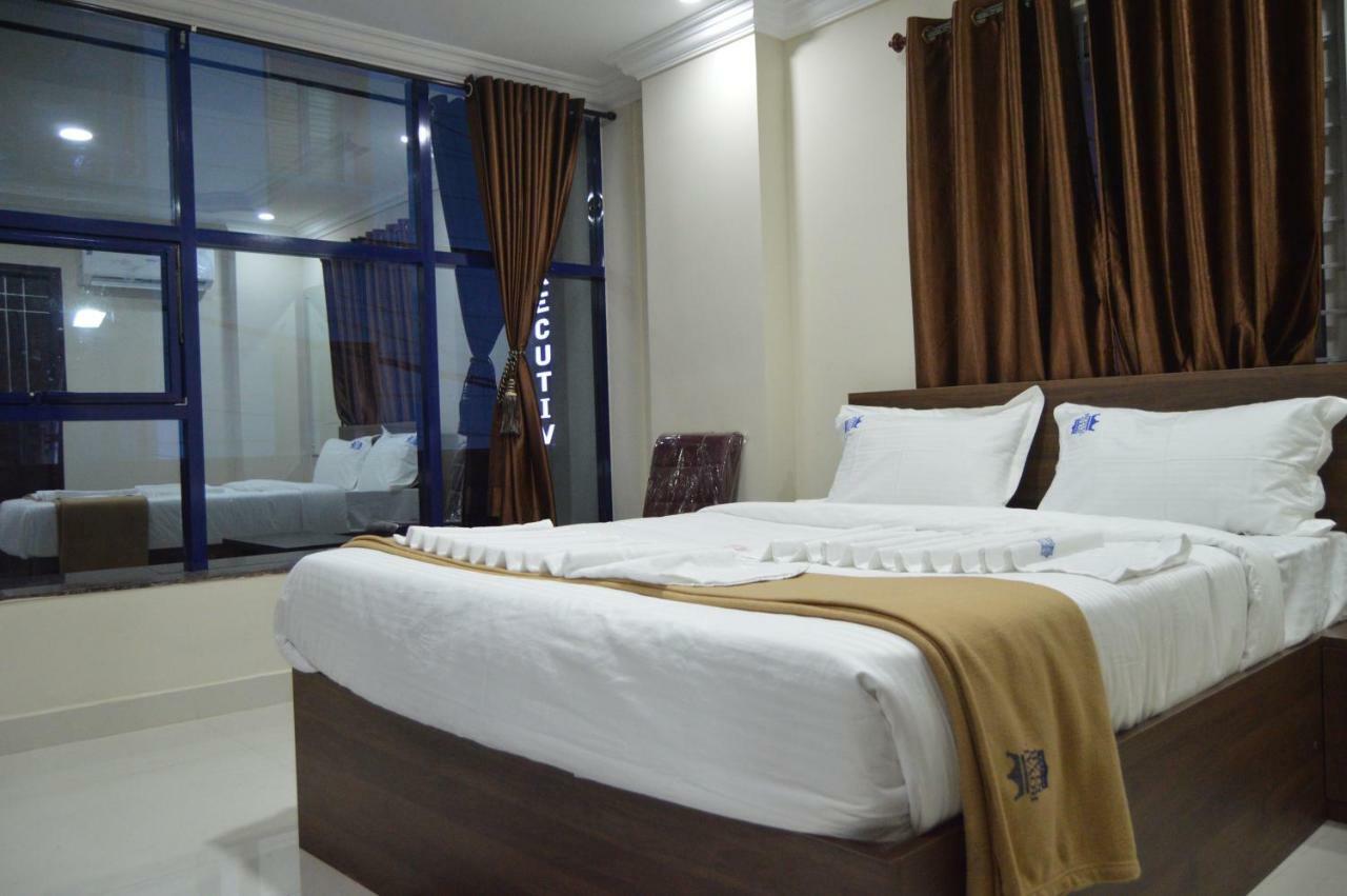 Royal Star Hotels Bangalore Exteriör bild